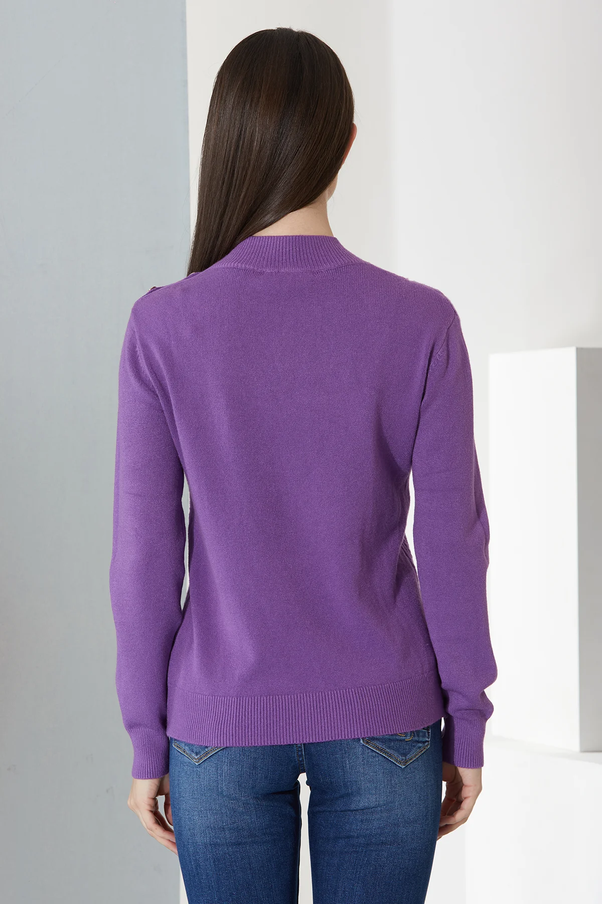 lupetto con lavorazione e bottoni sulla spalla - DTA8233 - immagine 2