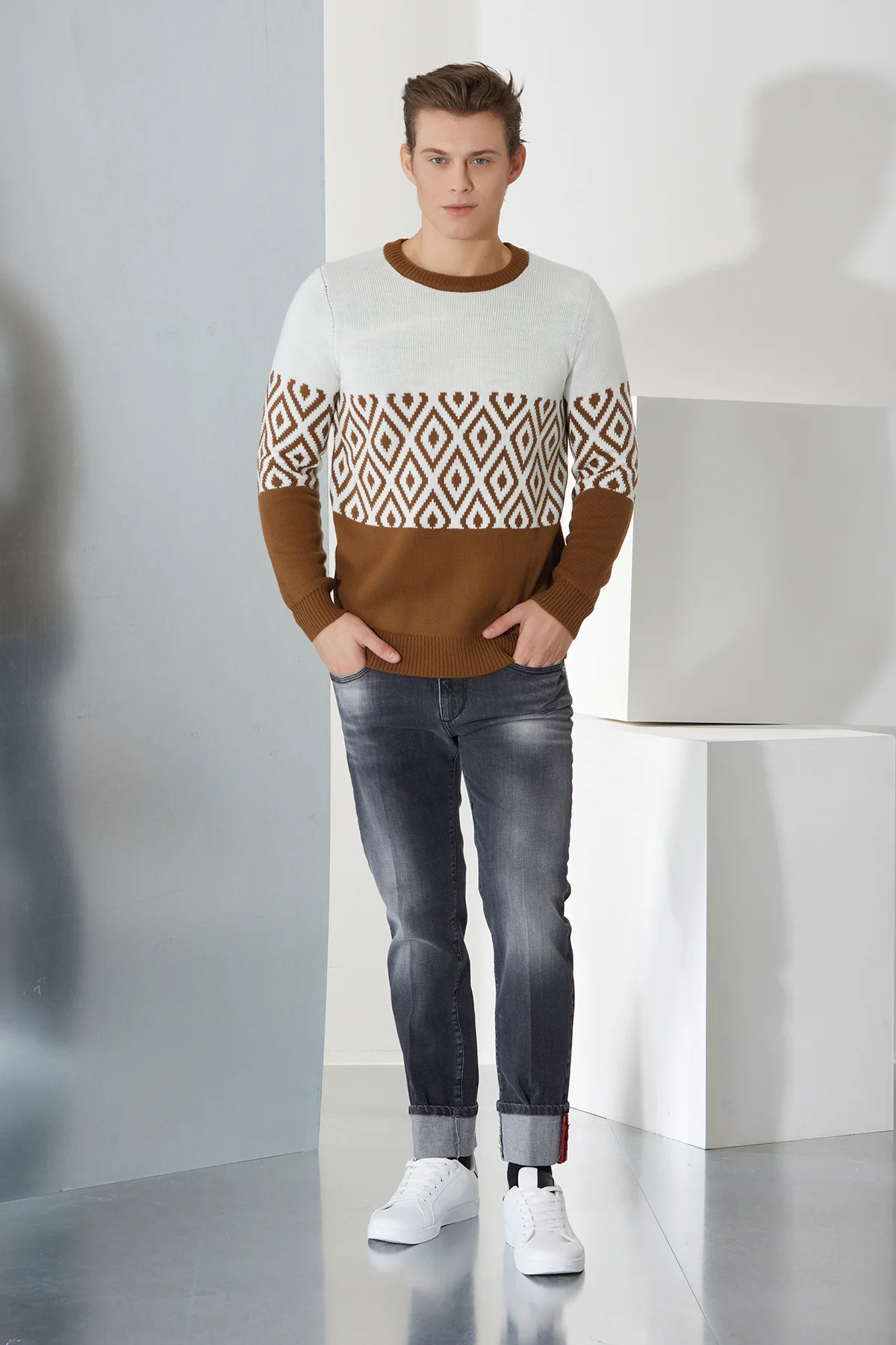 girocollo con disegno geometrico - UTA6440 - immagine 3