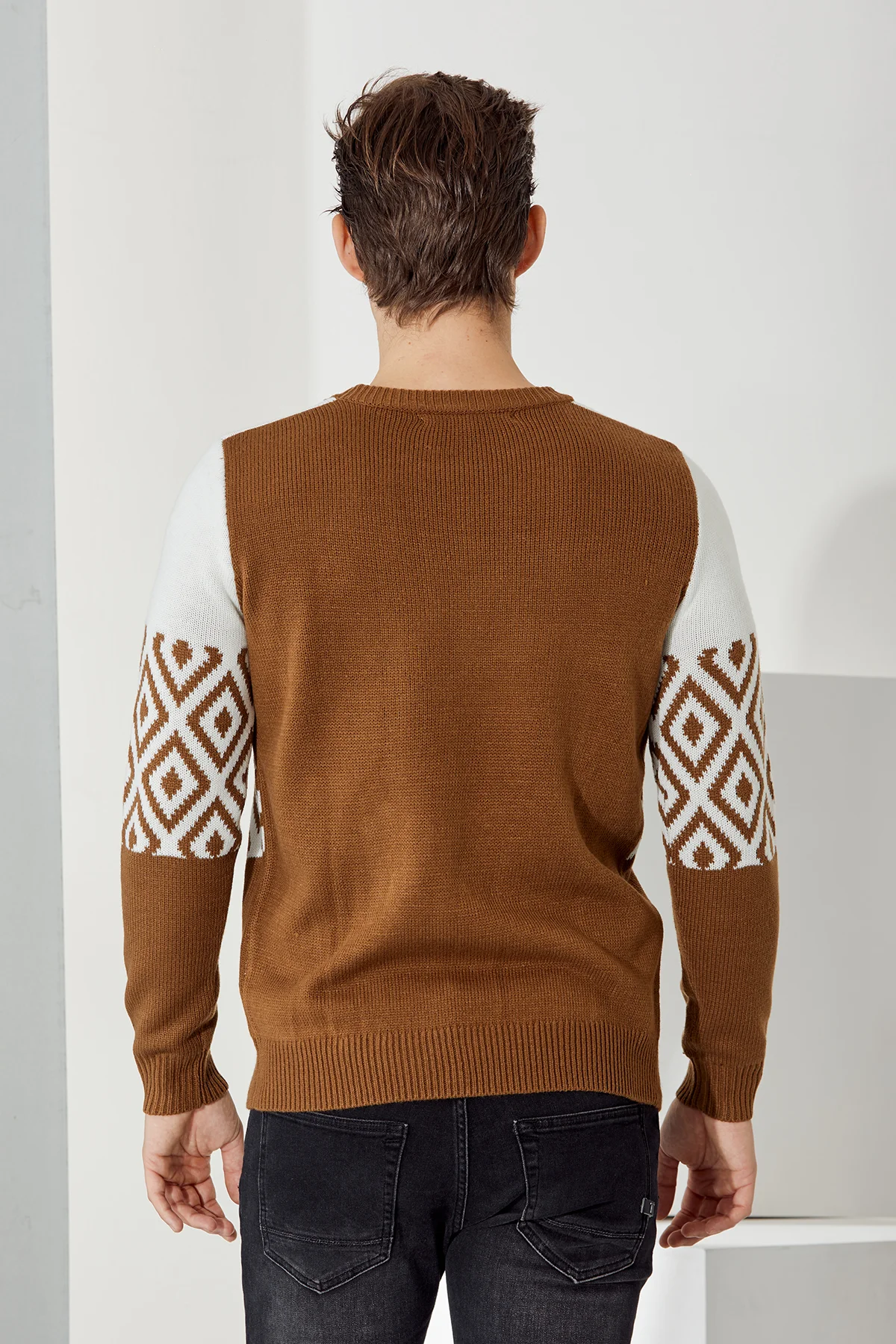 girocollo con disegno geometrico - UTA6440 - immagine 2