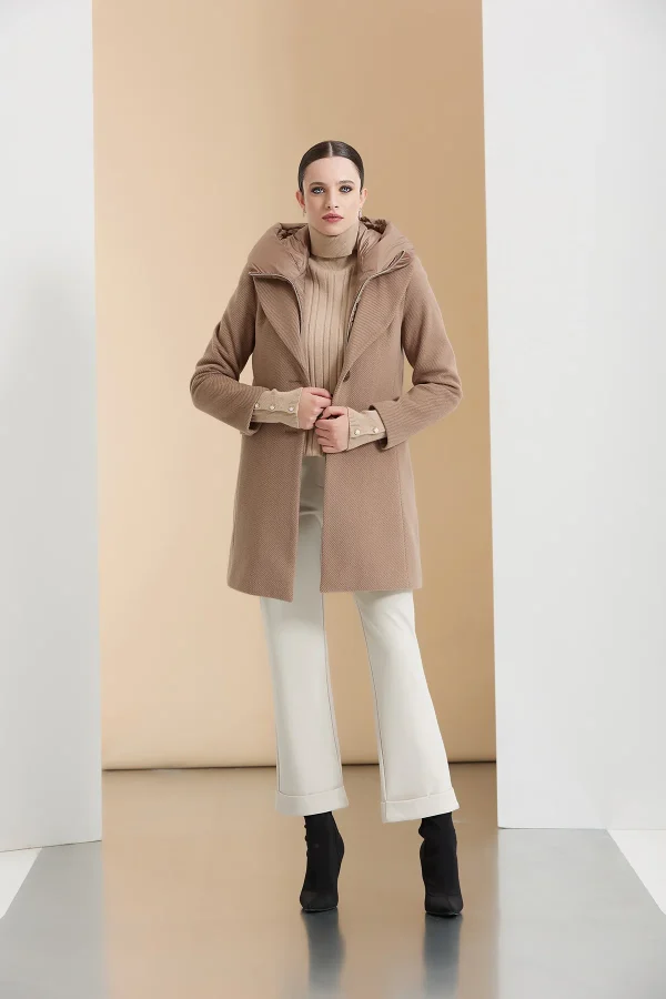 CAPPOTTO BARONETTO CON IMBOTTITURA E CAPPUCCIO – DTA8307
