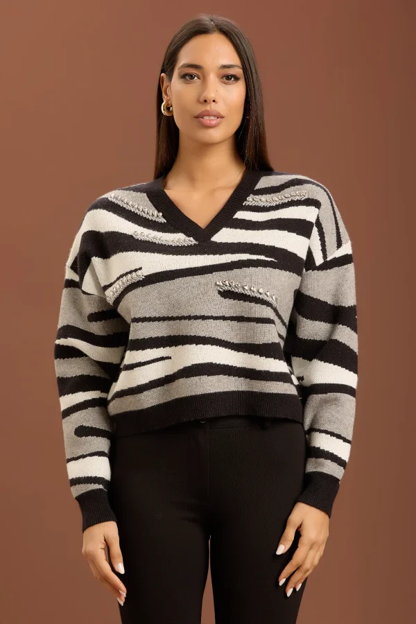 SCOLLO A V ZEBRATO CON APPLICAZIONI – DT00462