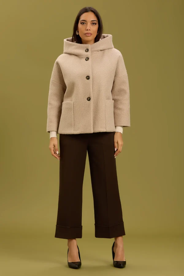 CAPPOTTO CORTO CON CAPPUCCIO RICCIOLINO – DT01242