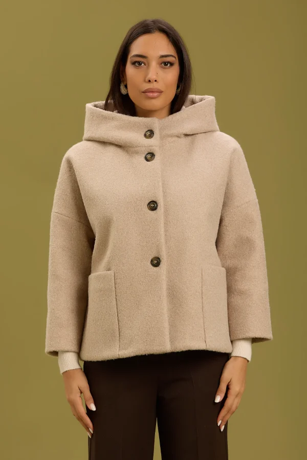 CAPPOTTO CORTO CON CAPPUCCIO RICCIOLINO – DT01242