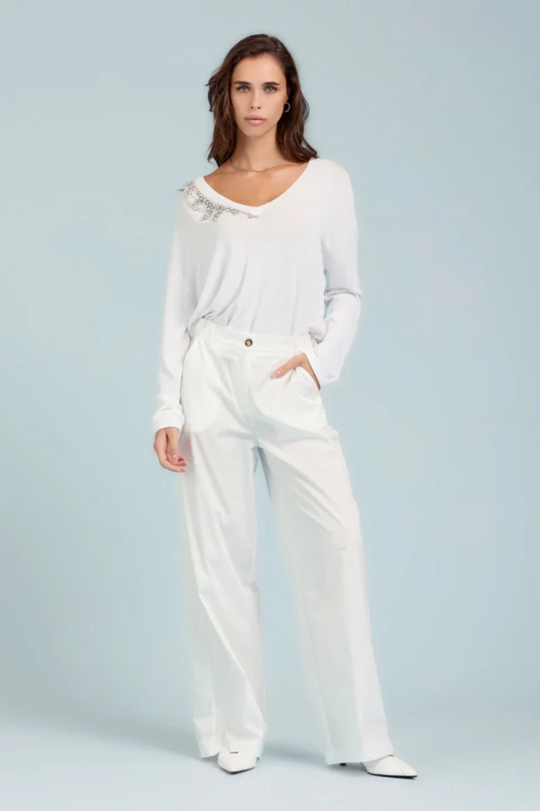 SCOLLO A V CON APPLICAZIONI GIOIELLO SU SPALLA – DK04034