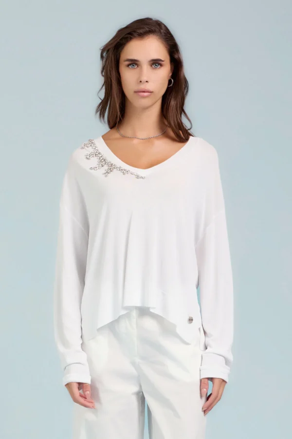 SCOLLO A V CON APPLICAZIONI GIOIELLO SU SPALLA – DK04034