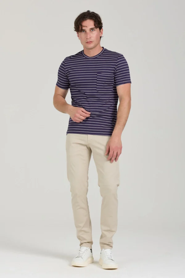 T-SHIRT CON RIGA E TASCHINO – UK05503