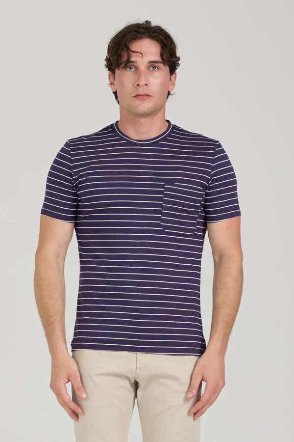 T-SHIRT CON RIGA E TASCHINO – UK05503